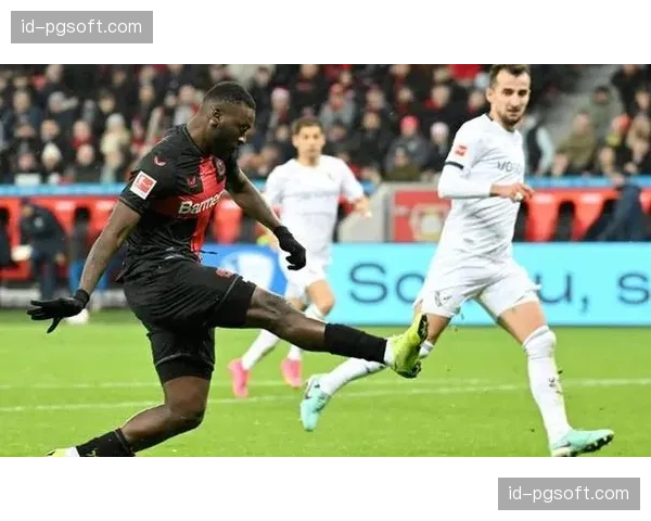 奥格斯堡2-1勒沃库森：希克点射难救主，药厂欧冠希望受挫